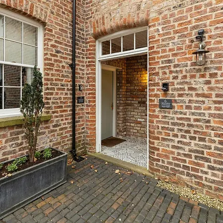 No 5 - Chestnut - Pass The Keys York